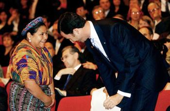 Rigoberta Menchú y el príncipe Felipe de España participaron como oradores durante la toma de la protesta de Oscar Berger.