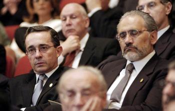 El presidente de Colombia Alvaro Uribe  y Carloz Meza de Bolivia asistieron a la toma de posesión de Oscar Berger.