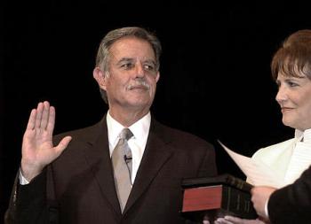 Berger, que sucede la Jefatura del Estado a Alfonso Portillo, juró lealtad a la Constitución sobre un biblia que sostuvo su esposa, Wendy Widman, antes de recibir la Banda, el Collar y el Botón Presidencial.