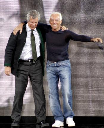 Giorgio Armani (der.) presenta a su diseñador Leo Dell'Orco tras la presentación de su colección otoño-invierno.