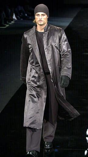 Las chaquetas negras de cuero también tendrán su lugar cuando llegue el frió en la colección otoño-invierno de Armani.