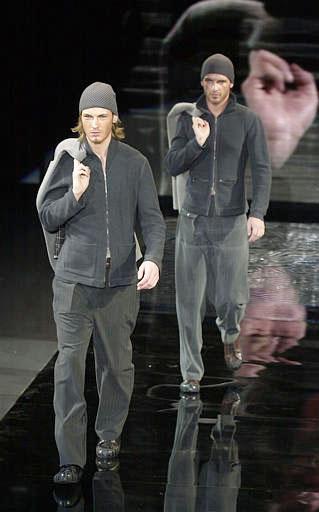 Las gorras fueron otros accesorios que Armani utilizó en la presentación de sus diseños primavera-verano 2004.