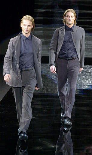 Dos modelos muestran los diseños de Armani para la temporada otoño-invierno.