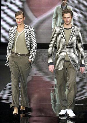 Dos modelos presentan los diseños para la temporada otoño-invierno 2004 de Giorgo Armani.