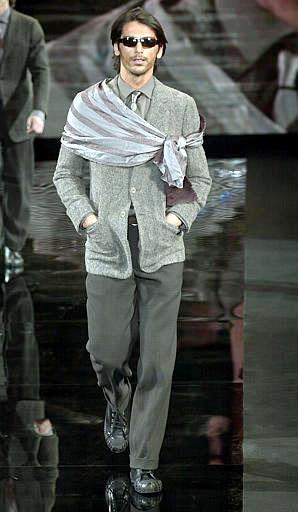 El gris y el negro son los colores preferidos de Armani para el próximo otoño-invierno.