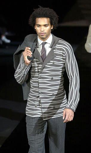 De acuerdo con lo que en Estados Unidos se conoce como género metrosexual, Armani propone un hombre narcisista pero no ridículo, que con la chaqueta combina pantalones suaves pero no demasiados anchos.