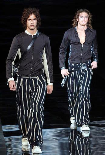 El italiano Giorgio Armani presentó su nueva chaqueta masculina, la prenda que en su opinión caracterizará el próximo otoño-invierno.