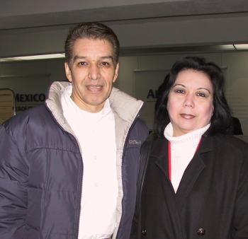 José Luis Belmonte viajó a México por cuestión de trabajo, le deseó buen viaje su esposa Karla Mendoza.