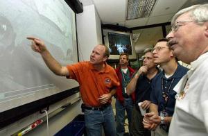 En la NASA nos movemos terriblemente rápido (...). En menos de 15 horas hemos dado el primer paso', declaró Elachi. Aunque el salto dado por el robot era de tan sólo 12 centímetros de altura, los responsables del proyecto lo consideraban el paso más delicado en los tres meses previstos de la misión.