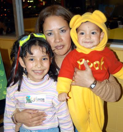 Vanessa Joselyne Rangel acompañda de su mamá, Silvia Reséndiz  y su hermano Alberto Rangel.
