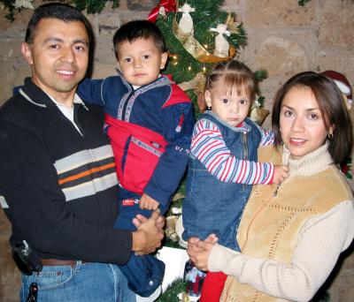 Karen Fernanda en compañía de sus papás, Miguel Martínez y Claudia Saucedo y de su hermano Miguel Ángel en la fiesta que le organizaron por su cumpleaños.