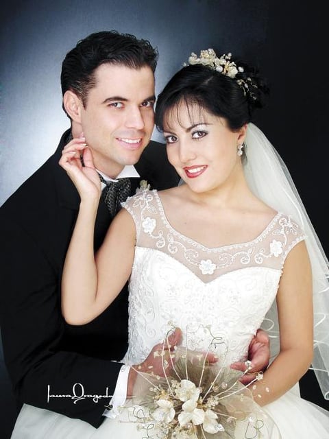 Ing. Raúl Sergio Pérez Castillo y C.P. Estela Morales Ramos recibieron la bendición nupcial en la parroquia de La Sagrada Familia el 29 de noviembre de 2003.

Estudio Laura Grageda