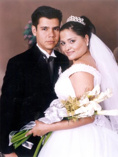 Ing. Luis Fernando Perez de la Fuente y Lic. Enf. Silvia Patricia Carlos Zúñiga recibieron la bendición nupcial en la parroquia del Sagrado Corazón de Jesús el 15 de noviembre de 2003.