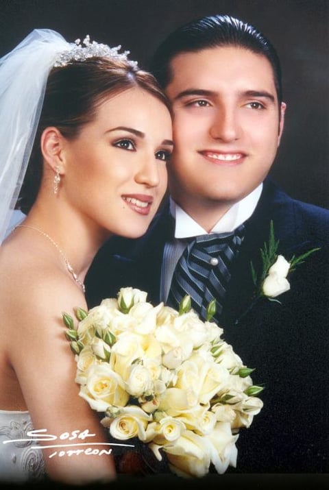 Sr. David. E. López Cabello y Srita. Elizabeth Garay Espino recibieron la bendición nupcial en la parroquia Los Ángeles el seis de diciembre de 2003.

Studio Sosa