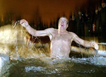Mientras, se ha ido formando una hilera de valerosos creyentes en paños menores, bañador o, a lo sumo, en camisola blanca (tal y como mandan los cánones), que, a continuación, se sumergirán totalmente en el seno del lago o río de rigor.
