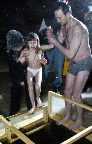 En el ritual, primero unos voluntarios rompen la espesa capa de hielo y abren un claro en forma de cruz, rectángulo o estrella. Después, en medio de letanías y cantos, un religioso bendice las negras y gélidas aguas introduciendo en ellas un crucifijo de la plata más pura.