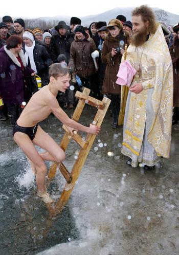 Pero más valor que los devotos que soportaron frío y nieve en filas kilométricas lo mostraron los animosos que se sumergieron en las pozas 'jordanas' abiertas para la ocasión, recordando en sus ateridas carnes el bautismo de Cristo en latitudes mucho más cálidas que éstas.