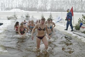 Por eso, a los fieles no les importa que los religiosos los rocíen a estas alturas del invierno con el agua consagrada y menos aún aguantar horas y horas para llevarse a sus casas algunos litros, pues, según aseguran, permanece fresca durante años.