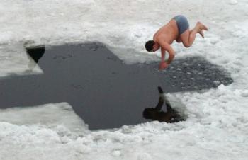 La Rusia Ortodoxa celebró la festividad del Bautismo de Cristo con la 'bendición del agua' en sus iglesias y el escalofriante ritual de abrir pozas en ríos y lagos helados donde los más piadosos limpian sus pecados a temperaturas bajo cero.