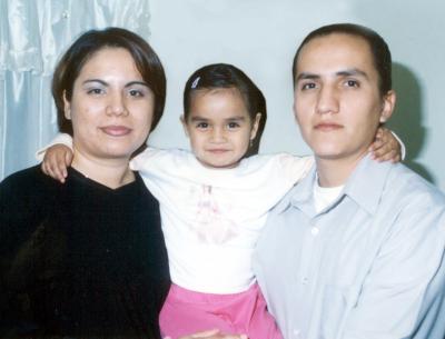 Leticia Alejandra con sus papás los señores José de Jesús Pedroza y Karla Fabiola Hernández de Pedroza el dia que cumplió cuatro años de edad.