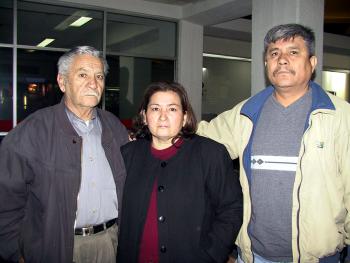 Retornó a Los Ángeles California, María Elena Soto, fue despedida por Nicolás Soto y Juan José Guerrero.
