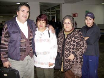 Rodolfo Escalera se trasladó a Madrid España, lo despidieron su esposa Estela Urrutia, Estela Jáuregui y Claudia Escalera