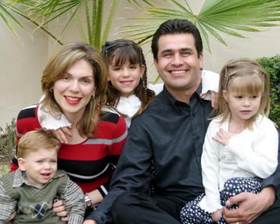 Mario Martínez y Alejandra Alvarado de Martínez con sus hijos Alejandra, Sofía y Mario Alberto.