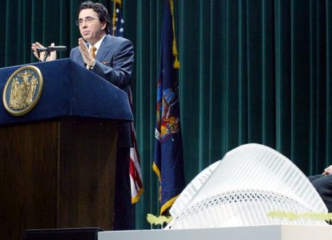 Calatrava, en su intervención, indicó que le resultaba difícil expresar la emoción que sentía al develar su proyecto, que tiene prevista una inversión de 2.000 millones de dólares y en el que ha trabajado con las firmas STV Group y DMJM&Harris.