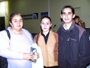 Para visitar a sus familiares viajó a Tijuana, Mirta Elena Armenta, fue despedida por Daniela Valle y Josué Castañeda.