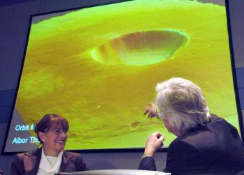 Pero, a diferencia de las pruebas de la NASA, las imágenes y los datos que el 'Mars Express' europeo ha enviado a la Tierra son de una resolución jamás obtenida, lo que permite saber dónde está el agua y a qué profundidad. Algunos anuncian incluso el principio de una pequeña revolución científica.