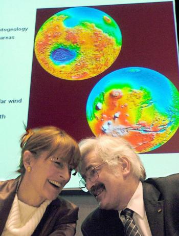 La existencia de agua en Marte fue uno de los grandes secretos revelados al mundo por la NASA a mediados de los noventa, y también fueron los científicos de Pasadena los primeros en mostrar imágenes de Marte, en cuya orbita entró en 2001 el satélite 'Mars Odyssey'.