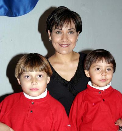 Diego Cortez Amezcua, Mary Carmen Cortez de Gómez y Maurilio Gómez en un festejo infantil.
