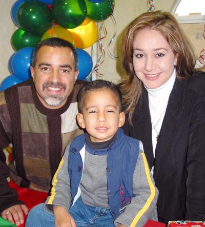  23 de enero  

Nicolás Amado Llanos Navarro acompañado de sus papás los señores Daniel Llanos Medal y Cristina Navarro de Llanos en su fiesta de cumpleaños