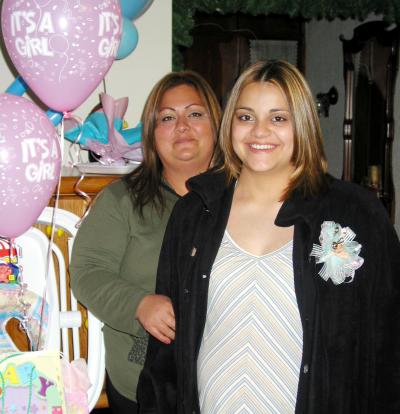 Lorena Elizabeth Martínez Prieto acompañada de la organizadora de su fiesta de regalos, Lorena Martínez Prieto.