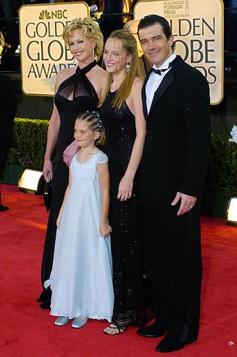 Melanie Griffith y Antonio Banderas posan con sus hijas Stella Banderas y Dakota Johsnon  a su llegada a los Globos de Oro.