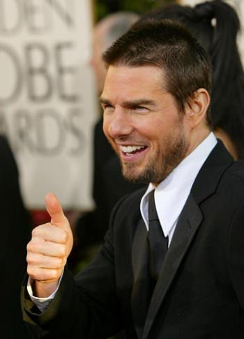 Tom Cruise, quien estaba nominado como mejor actor por The Last Samurai, lució como siempre feliz y contento a su llegada a los Globo de Oro.