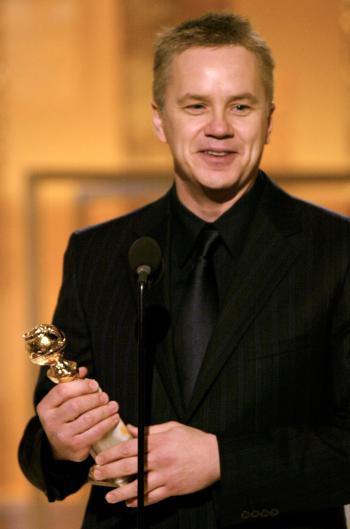 Tim Robbins demostró una vez más ser de los actores consentidos de EU al ganar el Globo de Oro al Mejor Actor Secundario por la película  Mystic River.