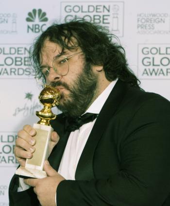 Peter Jackson besa su tan ansiado Globo de Oro al Mejor Director, ahora sólo espera poder conquistar el Oscar en la misma categoría.