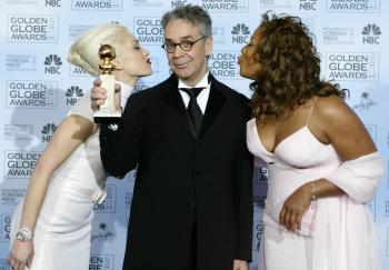 Gwen Stefani y Queen Latifah acompañan a Howard Shore quien ganó por la Mejor Banda Sonora, por El Señor de los Anillos. El Retorno del Rey,