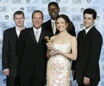 El reparto de 24 posa junto a su Globo de Oro obtenido por la Mejor Serie Dramática de TV.