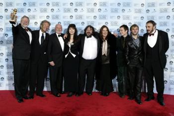 El Retorno del Rey, que ha recaudado más de 1,000 millones de dólares en taquilla en todo el mundo, ganó como Mejor Película Dramática, mientras que su director Peter Jackson se alzó con el premio en esa categoría -el primer Globo de Oro en su carrera- al llevar la magistral obra de J.R.R. Tolkien a la pantalla grande. El filme de hobbits, magos, elfos y humanos que luchan contra el mal en la Tierra Media también ganó el premio a la Mejor Banda Sonora para el compositor Howard Shore y Mejor Canción, Into the West, interpretada por Annie Lennox.
