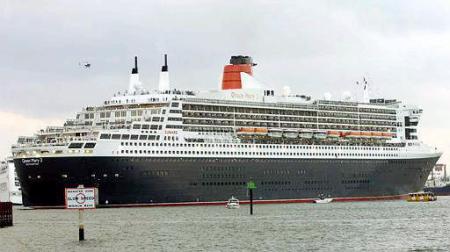 El gobernador Jeb Bush, hermano del presidente de EU, asistió junto con representantes de las líneas Cunard y Carnival, propietaria del crucero, a la llegada de la inmensa embarcación.