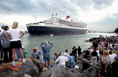Tirado por un remolcador que lanzaba al aire chorros de agua rojos y azules, el crucero atracó en el puerto de Everglades, al norte de Miami, con 2.620 pasajeros que pagaron pasajes de entre 2.800 y 37.499 dólares.