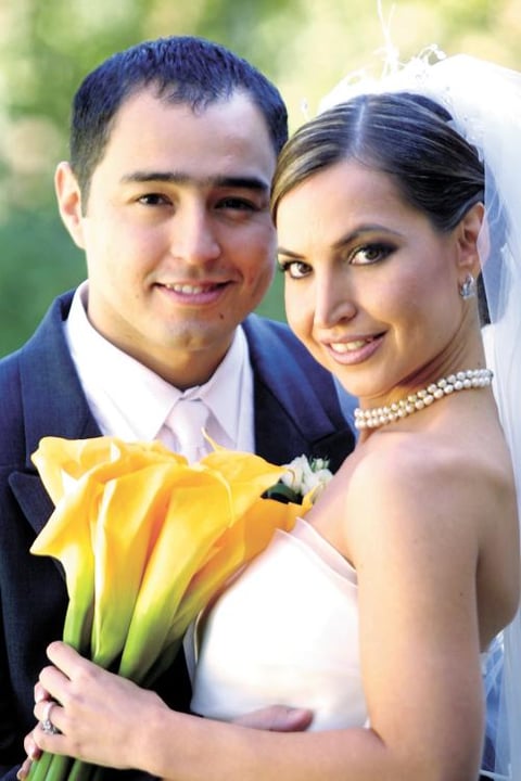 C.P. Roberto Moreno Rodríguez y Lic. Brenda Arizpe Garza recibieron la bendición nupcial en la parroquia de Nuestra Señora de los Dolores el 29 de noviembre de 2003.