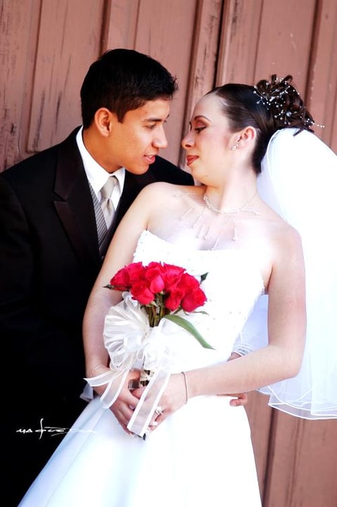 Sr. Lucio Rodríguez Sifuentes y Srita Anel Serrano Villarreal recibieron la bendición nupcial en la iglesia de La Inmaculada Concepción el sábado 27 de diciembre de 2003.

 Estudio Maqueda