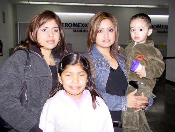 Perla Gonzáñez y el niño Cris Arias retornaron a la ciudad de Tijuana, los despidieron en el aeropuerto Mayra y Polet González.