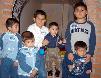 Gonzalo Ávila Medina acompañado de sus amiguitos en la fiesta de cumpleaños que le organizaron sus padres