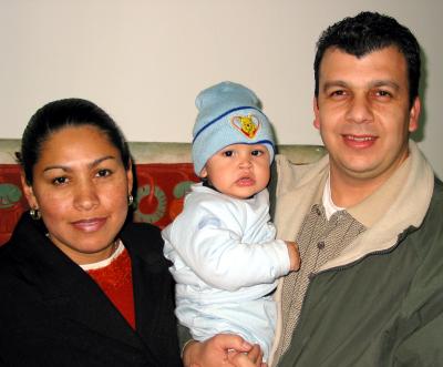 Los señores  Cecy Adame de González y Sergio González acompañados de su hijo Edwin.