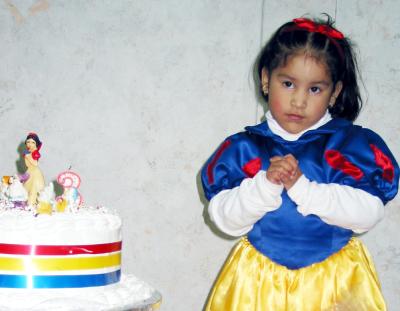 María Elena Robles Zapata en la fiesta de cumpelaños que le ofrecieron por sus tres años de vida.