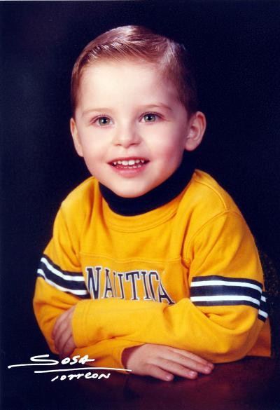  25 de enero  
Niño Alex Strain Rodarte cumplió tres años de vida el 13 de octubre de 2003, es hijo del Ing. Strain y C.P. Adriana Rodarte de Strain.
